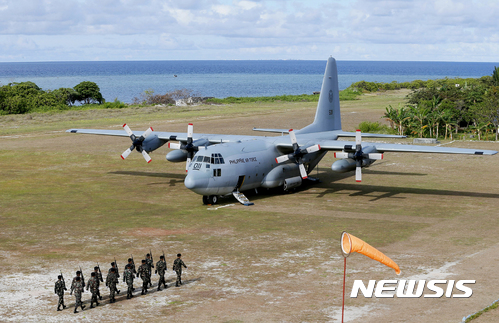 【티투섬=AP/뉴시스】델핀 로렌자나 필리핀 국방장관 일행이 탄 수송선 C-130이 21일 중국과의 영유권 분쟁지역인 스프래틀리 군도(중국명 난사군도) 티투섬(중국명 중예다오)에 도착해있다. 2017.04.21 
