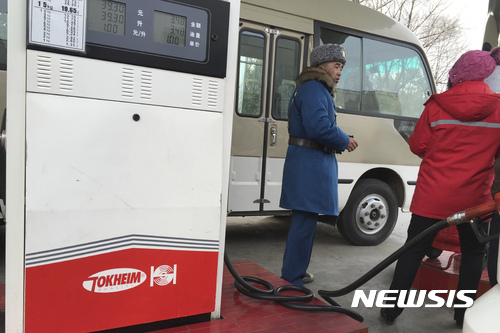 【평양=AP/뉴시스】북한 평양의 한 주유소에서 차량에 기름을 넣고 있다. 2017.04.22