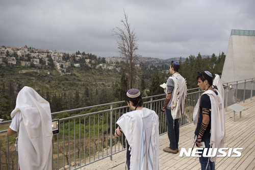 【예루살렘= AP/뉴시스】 = 이스라엘의 홀로코스트 데이를 맞아 23일 일몰때부터 시작하는 행사 직전에 야드 바&#49536; 기념관을 찾은 청년들이 내부 참배를앞두고 기도를 드리는 모습.  