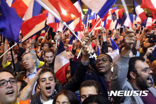 【파리=AP/뉴시스】프랑스 중도 신당 '앙 마르슈'의 대선 후보 에마뉘엘 마크롱의 지지자들이 23일(현지시간) 파리에 모여 후보의 결선 진출을 축하하고 있다. 2017.4.24.