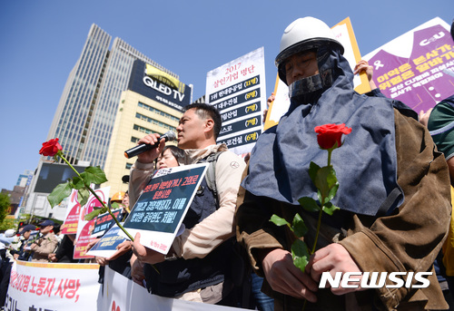 【서울=뉴시스】김선웅 기자 = 26일 오전 서울 종로구 광화문광장에서 민주노총, 한국노총 등 산재사망대책마련 공동 캠페인단 주최 '2017 최악의 살인기업 선정식'이 열리고 있다.  '최악의 살인기업'은 지난 한 해 동안 산재사망이 가장 많이 발생한 기업으로 현대중공업(제조), 대우건설, 대림산업(건설), 포스코(제조), 포스코 건설이 선정됐으며 교육부와 우정사업본부가 특별상으로 선정됐다. 2017.04.26.  mangusta@newsis.com