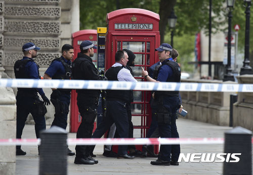【런던=AP/뉴시스】27일(현지간) 영국 런던의 국회의사당 근처에서 흉기를 소지한 20대 남성이 체포됐다. 2017.4.28. 