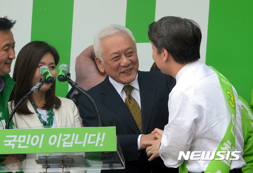 【수원=뉴시스】강종민 기자 = 안철수 국민의당 대선후보가 30일 오후 경기 수원역 앞에서 김한길 전 새정치민주연합 대표와 악수하고 있다. 2017.04.30. ppkjm@newsis.com