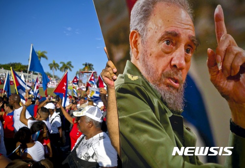 【아바나=AP/뉴시스】 쿠바의 아바나에서 5월 1일 열린 메이데이 행진에 피델 카스트로의 대형 사진을 들고 나온 시위대. 그의 후계자인 동생 라울 카스트로의 내년 2월 은퇴를 앞두고 후계구도에 대한 갖가지 추측이 쏟아지고 있다. 2017.05.04 