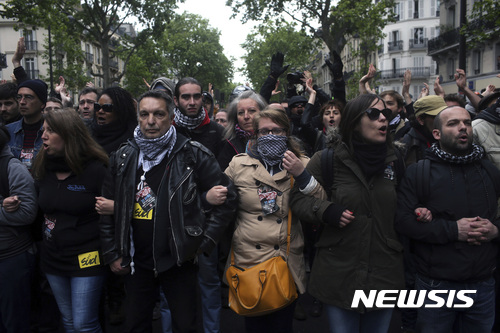 【파리=AP/뉴시스】8일(현지시간) 프랑스 파리에서 에마뉘엘 마크롱 대통령 당선인에 반대하는 시위가 벌어지고 있다. 2017.5.9.