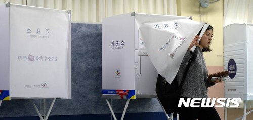 【서울=뉴시스】고범준 기자 = 제19대 대통령 선거일인 9일 오후 서울 동작구 상도동 강남초등학교에 마련된 상도1동 제1투표소에서 유권자들이 투표를 하고 있다. 2017.05.09.  bjko@newsis.com