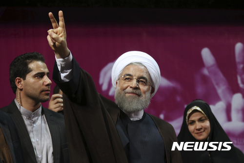 【테헤란=AP/뉴시스】하산 로하니 대통령이 9일(현지시간) 테헤란에서 대선 유세를 벌이고 있다. 이란 대선은 오는 19일 치러진다. 2017.05.10 