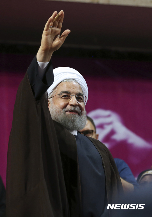 【테헤란=AP/뉴시스】하산 로하니 대통령이 9일(현지시간) 테헤란에서 대선 유세를 벌이고 있다. 이란 대선은 오는 19일 치러진다. 2017.05.10 