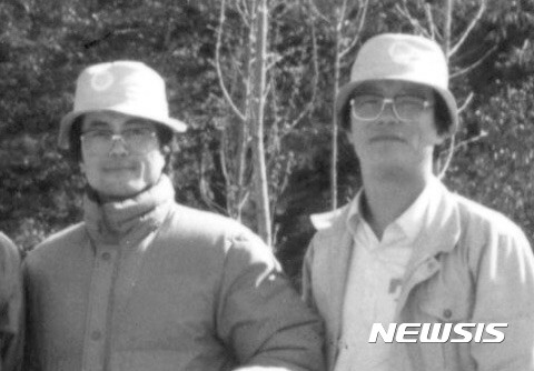  1980대 말 문재인(왼쪽)·송철호 변호사 시절 함께 천황산을 등산했을 때의 모습. (사진=송철호 변호사 제공)