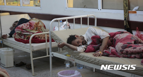 【사나(예멘)=AP/뉴시스】콜레라에 감염된 것으로 의심되는 환자들이 지난 15일 예멘 사나에 있는 한 병원에서 치료받고 있다. 세계보건기구(WHO)는 29일 지난달 27일 예멘에서 콜레라가 다시 발생한 이후 한달여 만에 최소 471명이 목숨을 잃었다고 발표했다. 2017.5.30