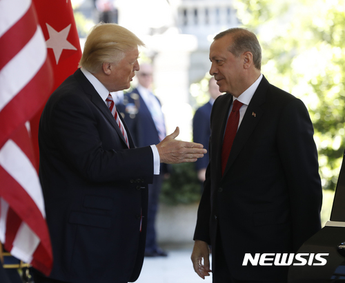 【워싱턴=AP/뉴시스】도널드 트럼프 미국 대통령(왼쪽)과 레제프 타이이프 에르도안 터키 대통령이 16일(현지시간) 미국 백악관에서 만나 인사하고 있다. 2017.5.17. 