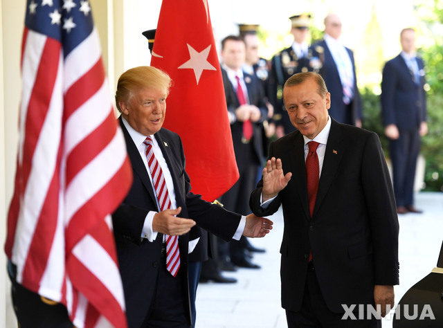 【 워싱턴 = 신화/뉴시스】 지난 5월 16일 워싱턴을 방문한 터키의 레제프 타이이프 에르도안대통령과 도널드 트럼프 미국대통령. 이들은 과거의 불화관계를 청산하고 새로운 동반자관계를 수립했다고 선언했다.   