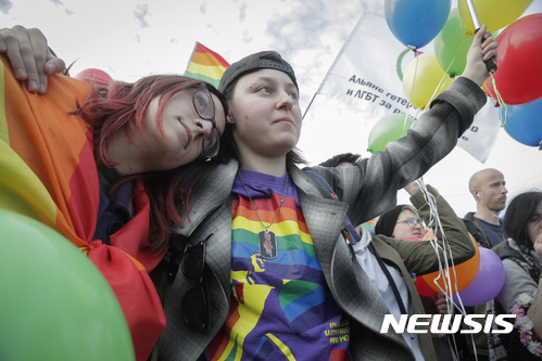【상트페테르부르크(러시아)=AP/뉴시스】러시아의 동성애 운동가들이 지난 5월17일 '국제 동성애자 및 성전환자, 양성애자 혐오 반대의 날'을 맞아 상트페테르부르크에서 시위를 벌이고 있다. 유럽인권재판소는 20일 미성년자에게 동성애가 정당하다는 생각을 가질 수 있도록 선전하는 것을 금지한 러시아 법률이 표현의 자유 권리를 침해, 유럽인권보호조약을 위반했다고 판결했다. 2017.6.20