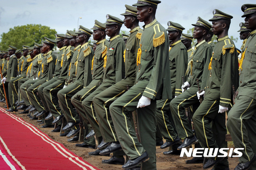 【남수단= AP/뉴시스】 = 남수단의 살바 키르 대통령이 참가한 가운데 올 5월 17일 수도 주바에서 거행된 인민해방군(SPLA)의 34주년 기념식 행진.   