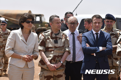 From left, French Defense Minister Sylvie Goulard, Army Chief of Staff, General Pierre de Villiers, Foreign Minister Jean-Yves le Drian and President Emmanuel Macron visit the troops of Operation Barkhane, France's largest overseas military operation, in Gao, northern Mali, Friday, May 19, 2017. On his first official trip outside Europe, new French President Emmanuel Macron is highlighting his determination to crush extremism with a visit to French-led military forces combating jihadist groups in West Africa. (Christophe Petit Tesson, Pool via AP)