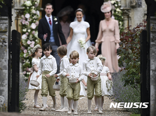 【잉글필드=AP/뉴시스】케이트 미들턴 영국 왕세손비의 여동생 피파 미들턴(34)이 20일(현지시간) 결혼식을 올렸다. 왕위 승계 '서열 3, 4위'인 조지 왕자(3. 가운데)와 샬럿 공주(2.맨 오른쪽)가 이모 결혼식의 '화동'(신랑신부가 식장에 입장 혹은 퇴장할 때 앞에서 꽃을 뿌리는 아이)'을 맡았다. 2017.5.20.  