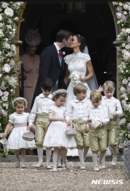 【잉글필드=AP/뉴시스】케이트 미들턴 영국 왕세손비의 여동생 피파 미들턴(34)이 20일(현지시간) 결혼식을 올렸다. 왕위 승계 '서열 3, 4위'인 조지 왕자(3. 오른쪽에서 두번째)와 샬럿 공주(2.맨 왼쪽)가 이모 결혼식의 '화동'(신랑신부가 식장에 입장 혹은 퇴장할 때 앞에서 꽃을 뿌리는 아이)을 맡았다. 2017.5.20. 