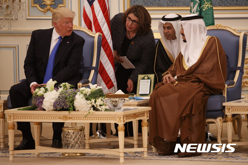 【리야드=AP/뉴시스】도널드 트럼프 미국 대통령과 살만 사우디아라비아 국왕이 20일(현지시간) 리야드 왕궁에서 나란히 앉아 대화하고 있다. 이날 트럼프 대통령은 살만 국왕으로부터 최고 영예인 압둘아지즈 알 사우드 메달을 받았다. 2017.05. 21