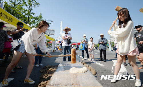 '한복입고 떡매치고'…서울시내에서 설연휴 즐기기 