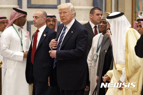 【리야드(사우디아라비아)= AP/뉴시스】 = 도널드 트럼프 미국대통령이 21일 사우디 아라비아의 살만국왕(오른 쪽)과 정상회담을 하기 전 압둘아지즈왕 컨퍼런스센터에서 함께 서있다. 트럼프의 1100만달러 무기수출 계약으로 뉴욕 증시에서는 3대 방위산업회사의 주가가 크게 상승했다. 