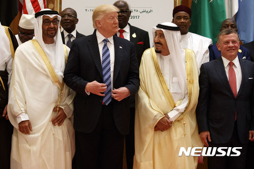 【 리야드=AP/뉴시스】도널드 트럼프 미국 대통령이 21일(현지시간) 사우디아라비아 리야드의 압둘아지즈 국왕 컨퍼런스 센터에서 열린 '아랍 이슬람 미국 서밋'에 참석해 사우디의 살만 국왕(앞줄 오른쪽 두번째), 요르단의 압둘라 2세(앞줄 오른쪽)등과 기념촬영을 하고 있다. 2017.05.22 