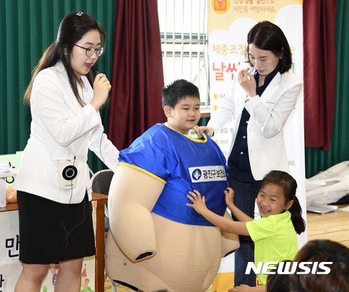 【서울=뉴시스】소아청소년의 신체 성장 지표들을 매년 측정한 결과 소아 비만 아동과 정상체중 아동 간 신장은 중학교 이후부터 차이를 보이지 않은 것으로 조사됐다. 반면 비만이 지속되면서 체중 차이는 더 벌어졌다. 사진은 가상 비만 체험을 하는 모습으로 기사와 관련 없음. (사진=뉴시스DB) photo@newsis.com