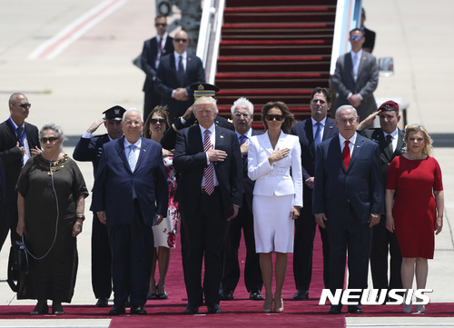 【텔아비브=AP/뉴시스】도널드 트럼프 미 대통령이 22일 사우디에서 이스라엘 수도의 벤구리온 공항에 도착해 부인 멜라니아 여사와 함께 서서 환영 나온 뢰벤 리블린 대통령 부처(왼쪽) 및 베냐민 네타냐후 총리 부부(오른쪽)와 같이 미 국가를 듣고 있다. 2017. 5. 22.  