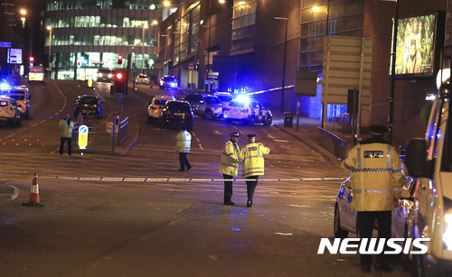 【맨체스터=AP/뉴시스】영국 맨체스터 경찰들이 22일(현지시간) 폭발사건이 발생한 맨체스터 아레나 콘서트장 주변을 통제하고 있다. 2017.05.23  