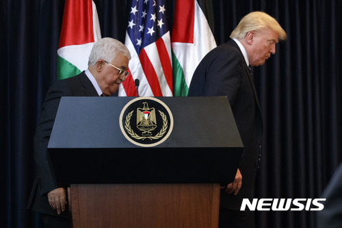 【베들레헴=AP/뉴시스】도널드 트럼프 미국 대통령이 23일(현지시간) 팔레스타인 자치정부의 요르단강 서안 베들레헴에서 마무드 아바스 자치정부 수반과 함께 영국 맨체스터에서 하루 전 발생한 테러에 대한 성명을 발표한 후 연단을 떠나고 있다. 2017.05. 23 