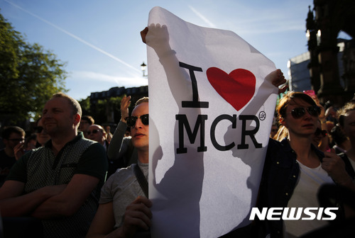 【맨체스터=AP/뉴시스】영국 맨체스터에서 23일(현지시간) "나는 맨체스터를 사랑한다"라고 쓴 종이를 들고 전날 일어나 테러에 저항하는 시위를 벌이고 있다. 2017.05.23