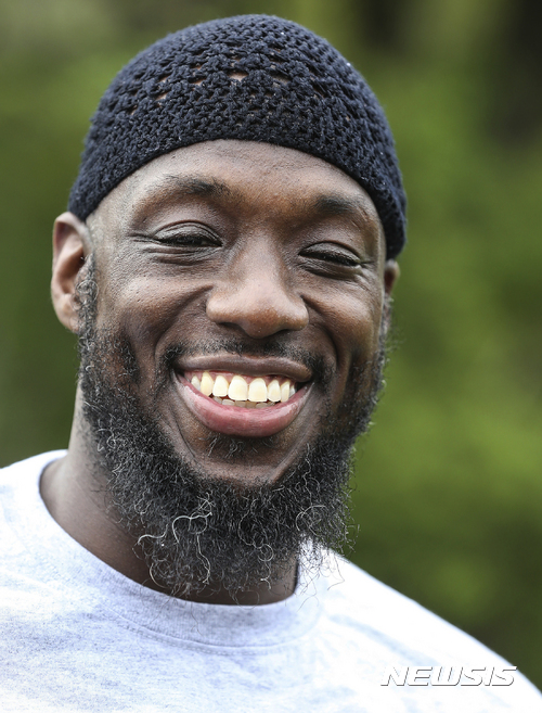 Shaurn Thomas smiles after leaving the Frackville Correctional Institution on Tuesday, May 23, 2017, in Frackville, Pa. Thomas was exonerated after spending 24 years in prison. (Steven M. Falk/The Philadelphia Inquirer via AP)