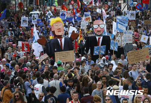 【브뤼셀=AP/뉴시스】벨기에 시민들이 24일(현지시간) 도널드 트럼프 미국 대통령의 브뤼셀 도착에 맞춰 브뤼셀 거리 곳곳에서 반(反) 트럼프 시위를 벌였다. 사진은 이날 시위에 동원된 트럼프 대통령(왼쪽)과 샤를 미셸 벨기에 총리(오른쪽)를 본뜬 대형 인형의 모습. 2016.05.25. 