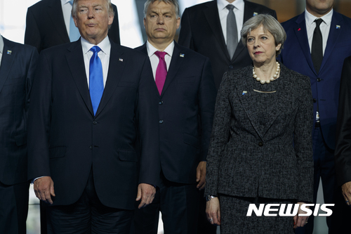 【브뤼셀 = AP/뉴시스】 = 도널드 트럼프 미국대통령과 테리사 메이 영국 총리가 북대서양조약기구(NATO) 회의를 마친 뒤 브뤼셀의 나토본부에서  25일 기념촬영을 함께 하고 있다.     