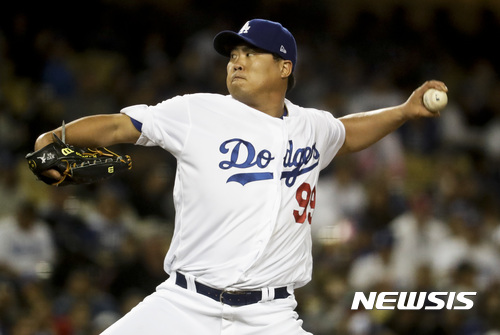 Los Angeles Dodgers starting pitcher Hyun-Jin Ryu, of South Korea, throws against the St. Louis Cardinals during the sixth inning of a baseball game in Los Angeles, Thursday, May 25, 2017. (AP Photo/Chris Carlson)