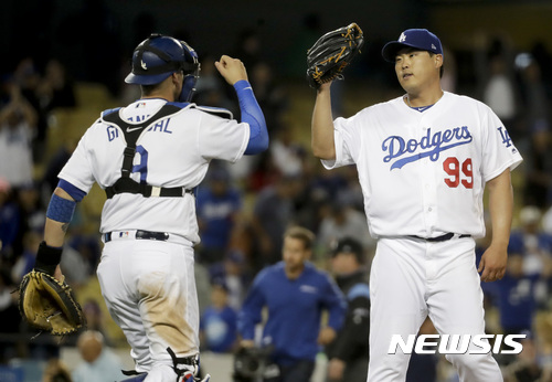Los Angeles Dodgers pitcher Hyun-Jin Ryu, right, of South Korea, celebrates after their 7-3 win against the St. Louis Cardinals with catcher Yasmani Grandal during a baseball game in Los Angeles, Thursday, May 25, 2017. (AP Photo/Chris Carlson)