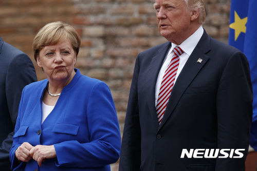【타오르미나=AP/뉴시스】앙겔라 메르켈 독일 총리(왼쪽)와 도널드 트럼프 미국 대통령이 26일(현지시간) 이탈리아에서 열린 주요 7개국(G7) 정상회의에 참석해 사진을 촬영하고 있다. 2017.5.30. 