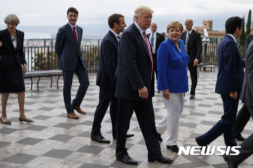 【타오르미나=AP/뉴시스】26일 지중해 구경을 마치고 첫 회의장으로 들어가는 G7 정상들. 왼쪽부터 메이, 트뤼도, 마크롱, 트럼프, 메르켈, 아베. 2017. 5. 26.   