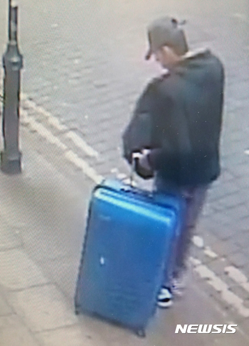 【런던=AP/뉴시스】영국 경찰이 29일(현지시간) 공개한 맨체스터 자살폭탄테러범 살만 마베디의 사진. 그는 지난 22일 맨체스터 시내에서 파란색 여행 가방을 끌고 있는 모습이 인근 CCTV에 포착됐다. 2017.05.30 