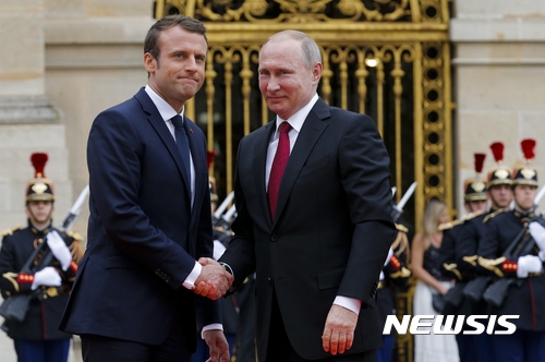 【파리=AP/뉴시스】에마뉘엘 마크롱 프랑스 대통령(왼쪽)과 블라디미르 푸틴 러시아 대통령이 29일(현지시간) 파리 베르사유 궁에서 정상회담을 진행하고 있다. 2017.5.30.