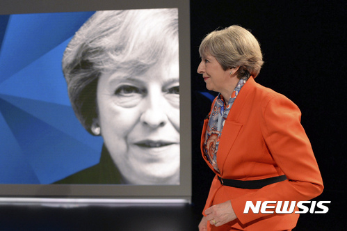 【런던=AP/뉴시스】테리사 메이 영국 총리가 29일(현지시간) 런던에서 다음달 8일 열리는 영국 총선 방송에 출연하고 있다. 2017.5.30