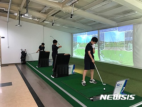 【대전=뉴시스】대전갑천중 학생들이 한남대 골프아카데미에서 골프 실습을 하고 있다.(사진=한남대 제공)