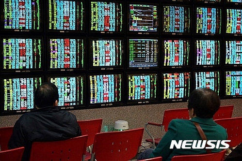 대만 타이베이 시내의 증권사 객장에서 투자가들이 시세를 표시하는 전광판을 지켜보고 있다. 