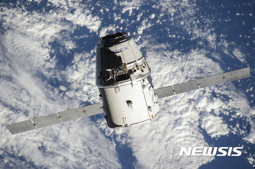 【AP/뉴시스】 = 2014년 우주 정거장 비행을 마치고 돌아왔을 때의 스페이스X드래곤의 착륙선 모듈. 이는 2017년 국제우주비행장으로 재발사되어 획기적인 비용절감에 성공했다.  