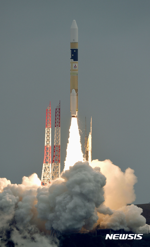 【다네가시마=교도통신. AAP/뉴시스】 일본 우주항공연구개발기구(JAXA)와 미쓰비시(三菱)중공업은 10일 가고시마(鹿兒島)현 다네가시마(種子島) 우주센터에서 GPS(위성위치확인시스템) 위성인 미치비키(길잡이) 4호기를 실은 H2A로켓의 발사에 성공했다. 일본이 이날 4번째 고성능 GPS 위성 발사에 성공하면서 자율주행 자동차 운행과 드론(무인 비행기) 택배 시스템뿐 아니라 북한의 미사일 사이트를 정밀하게 타격할 수 있는 첨단 기술력을 보유하게 됐다는 분석이 제기됐다. 사진은 지난 6월 1일 일본 GPS위성 '미치비키2호'를 탑재한 H2A로켓 34호기가 다네가시마 우주센터에서 발사되는 모습. 2017.10.10. 