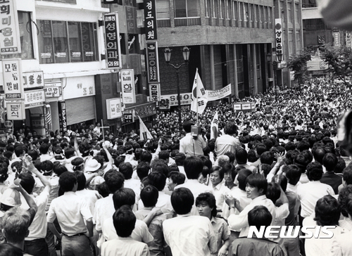 【서울=뉴시스】 1987년 6월 15일 서울 명동 거리에 운집한 6천여명의 시민들이 구호를 외치고 있는 모습. (사진=정태원 제공)(* 위 사진은 재배포, 재판매, DB 및 활용을 금지합니다.)photo@newsis.com