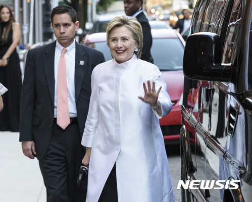 【뉴욕=AP/뉴시스】힐러리 클린턴 전 미국 민주당 대선후보가 7일(현지시간) 뉴욕에서 열리는 2017 어번 젠 스티븐 와이스 애플 상 시상식에 참석하기 위해 걸어가며 손을 흔들고 있다. 2017.06.08