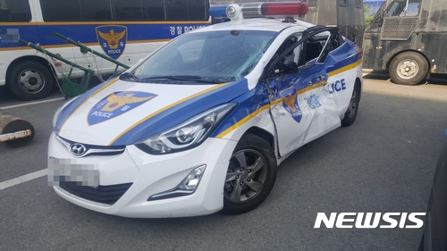 【제주=뉴시스】사고로 파손된 경찰차. 사진은 기사 내용과 관련이 없습니다. 2018.11.03. (사진=뉴시스DB)