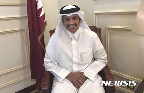 【도하(카타르)=AP/뉴시스】세이크 모하메드 빈 압둘라만 알-타니 카타르 외무장관이 지난 8일 도하에서 AP 통신과 인터뷰를 하고 있다. 2017.6.24