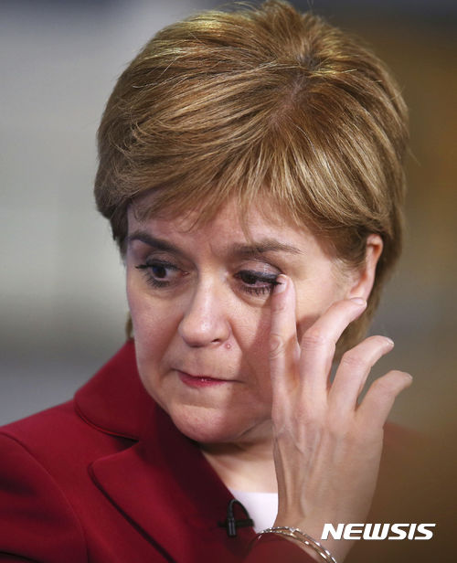 【글래스고=AP/뉴시스】니콜라 스터전 스코틀랜드 자치정부 수반이 27일(현지시간) 스코틀랜드 독립을 위한 주민투표 일정을 재조정한다고 밝혔다. 사진은 지난 9일 글래스고 에미레이트 아레나에서 총선 개표 결과를 보고 눈물을 훔치고 있는 스터전 수반. 2017.06.27