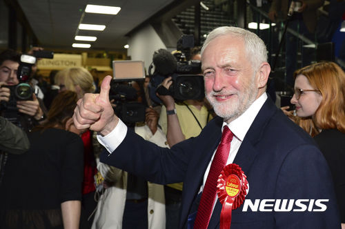 【런던=AP/뉴시스】제러미 코빈 영국 노동당 대표가 9일(현지시간) 런던에 위치한 자신의 지역구에서 연임을 확정한 뒤 웃음짓고 있다. 2017.6.9. 